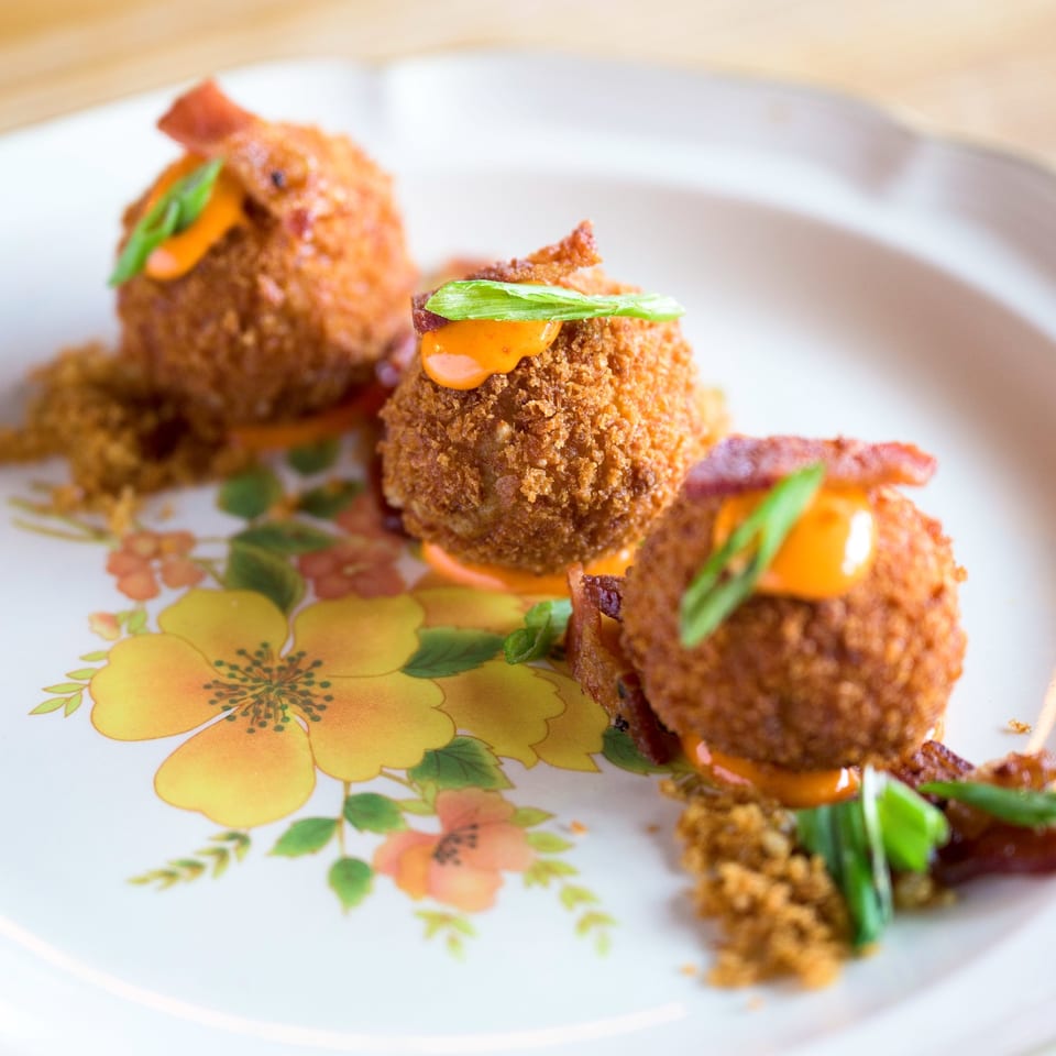 Crispy bites with sauce